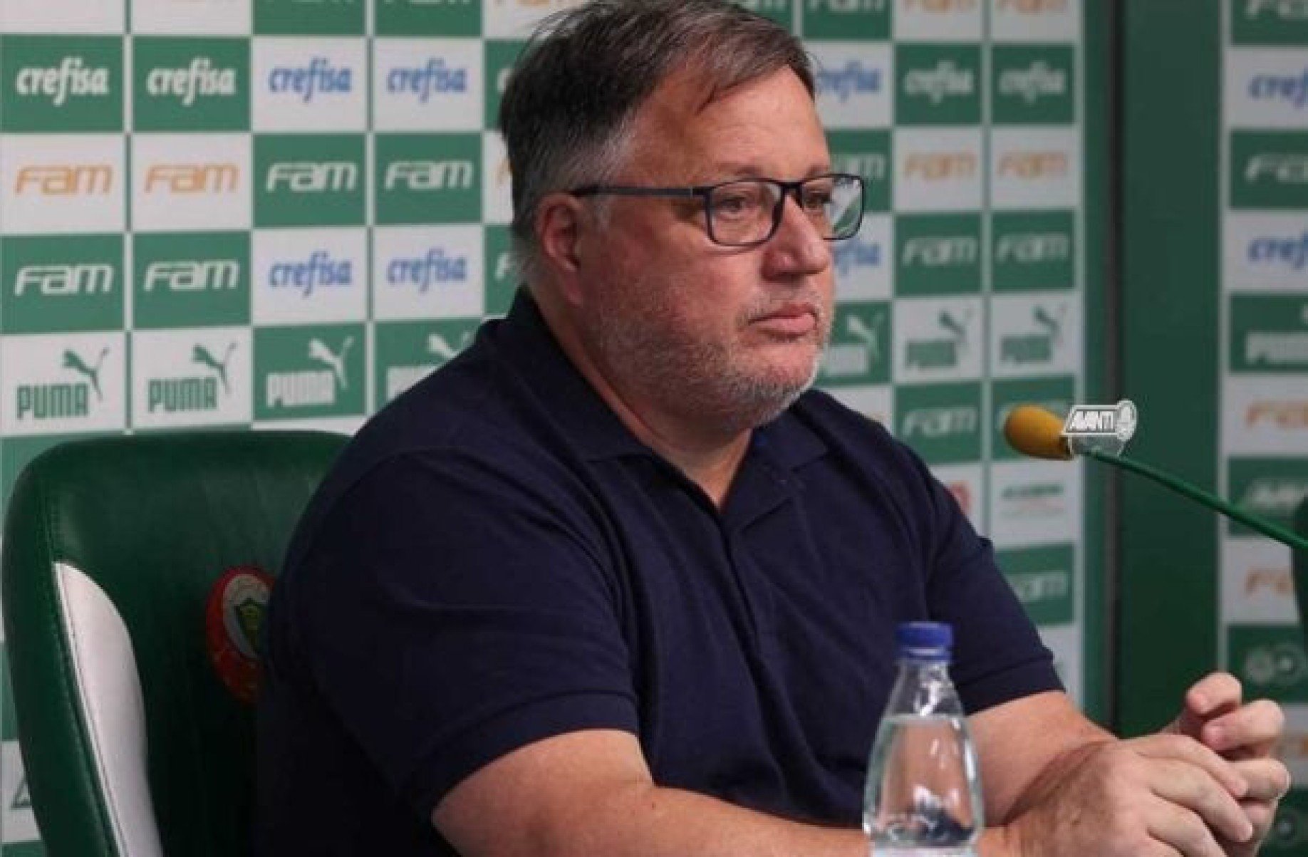 Diretor do Palmeiras rebate críticas de Ceni sobre estilo de jogo e gramado