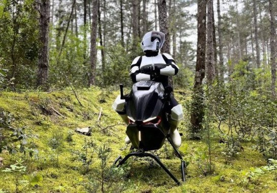 Empresário cria moto voadora inspirada em "Star Wars"