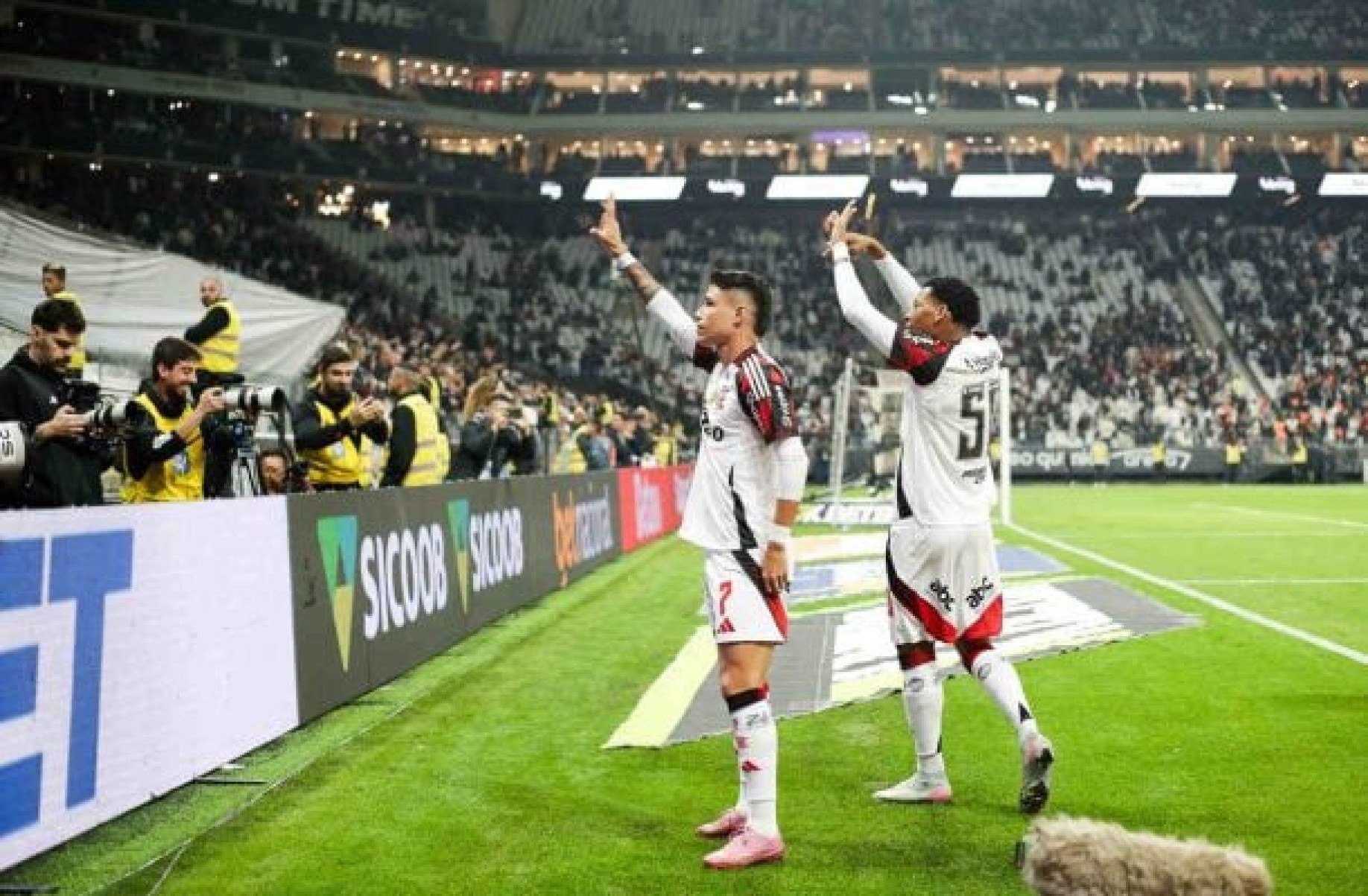 Um outro Flamengo no 2º tempo e vitória para disparar