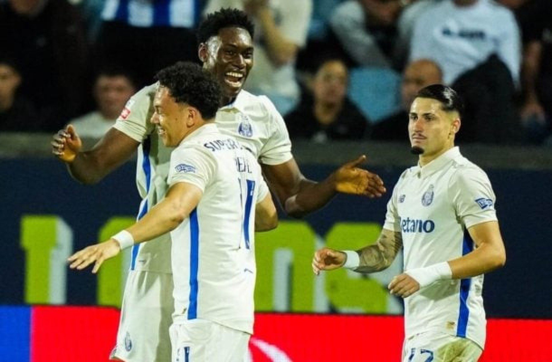 Fora de casa, Porto goleia o Arouca e reassume ponta do Português