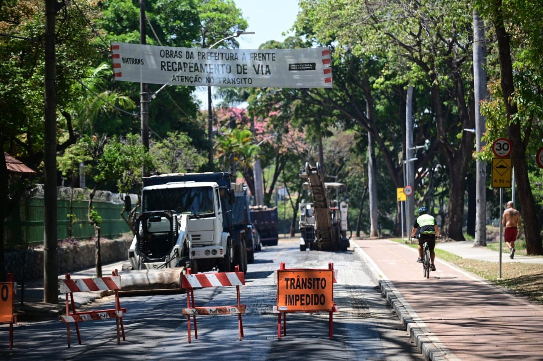 Avenida na Pampulha é interditada-Leandro Couri/EM/D.A.Press