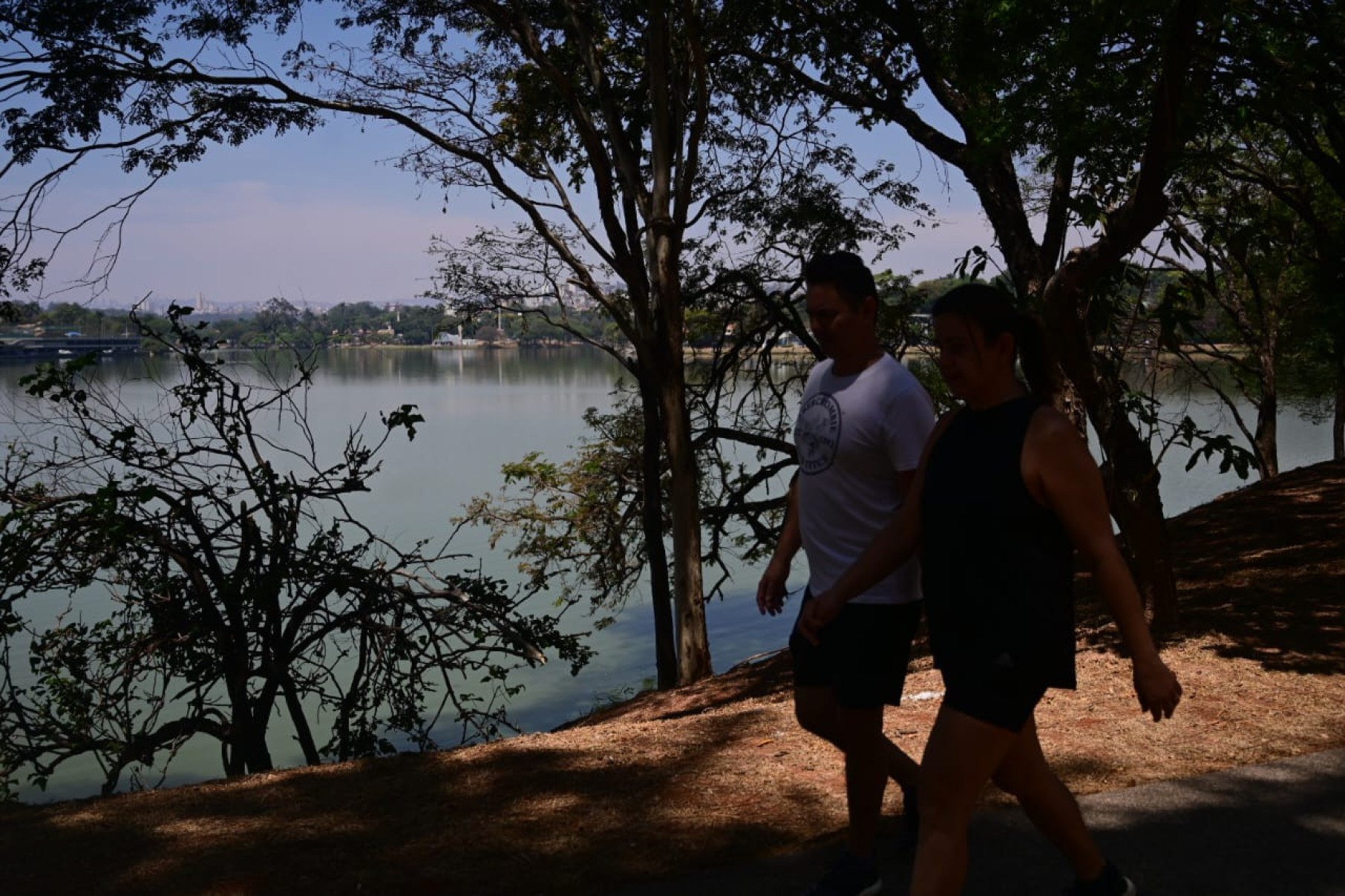 Pessoas caminhando na Lagoa da Pampulha-Leandro Couri/EM/D.A.Press