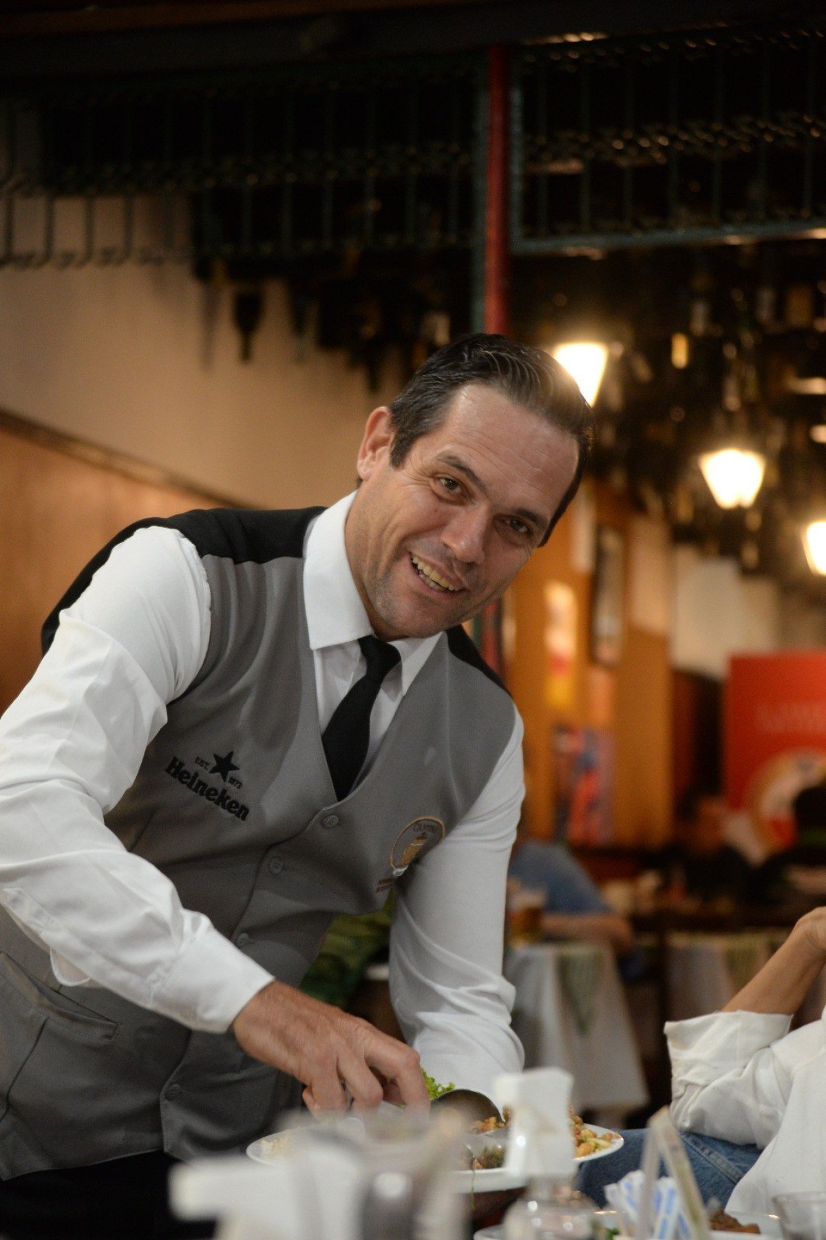 'Tudo que eu tenho foi através da bandeja, como a gente fala. Minha gravata e minha bandeja' - Esley Diniz, garçom da Cantina do Lucas