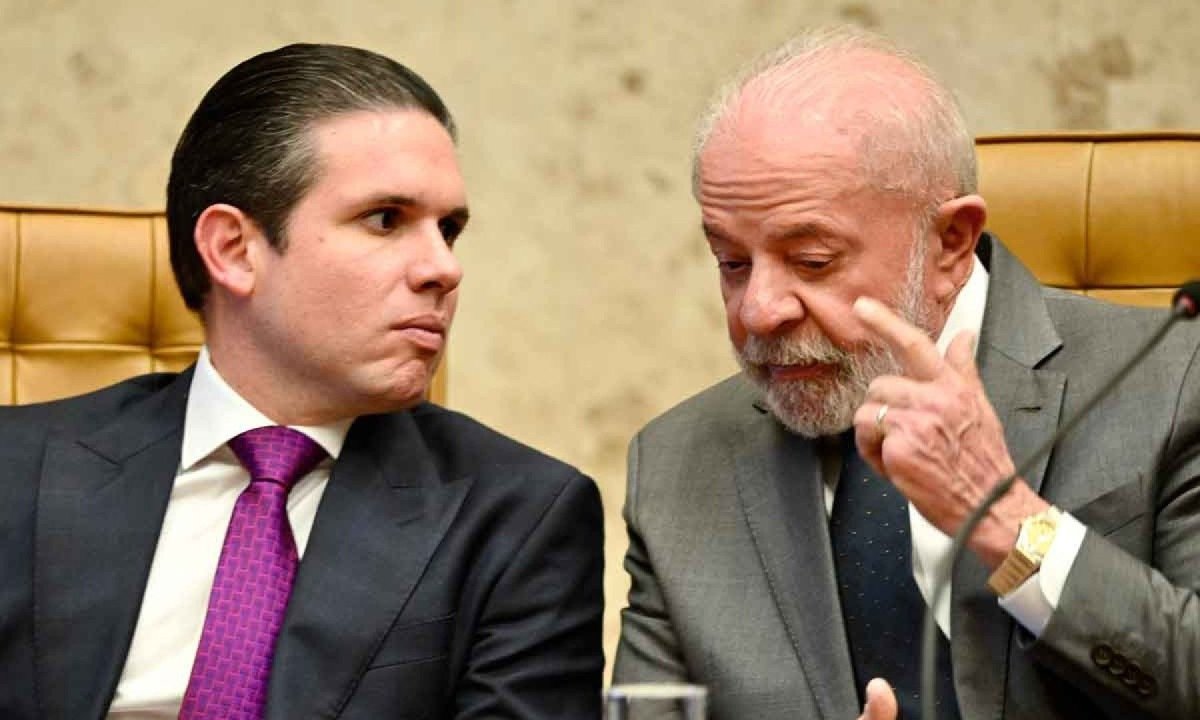 Hugo Motta com Lula: presidente da Câmara quer virar a chave ao aprovar projeto de interesse do governo federal -  (crédito: EVARISTO SÁ/AFP)