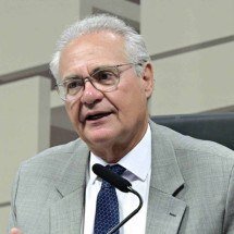Renan critica Lira e esquerda busca estratégia para aprovar isenção do IR na Câmara
