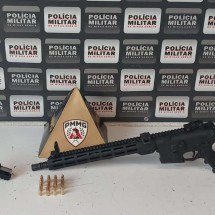 Polícia apreende fuzil e pistola em estacionamento de Divinópolis - PMMG/Divulgação