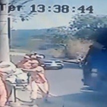 Vídeo: gari é atropelado em Belo Horizonte, e motorista não presta socorro - C&acirc;mera de monitoramento/Reprodu&ccedil;&atilde;o
