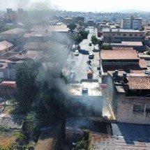 Incêndio atinge casa em Venda Nova, em BH - Leandro Couri/EM/DA Press