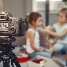 A adultização é reconhecida no cotidiano de diferentes formas, por meio das obrigações que levam o indivíduo à sobrecarga -  (crédito: FREEPIK)
