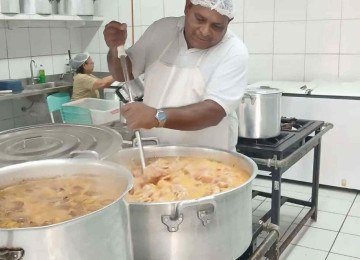 Cozinha de escola brasileira: País é referência na alimentação escolar, diz especialista -  (crédito: Fernando Luiz Venâncio/Arquivo pessoal)