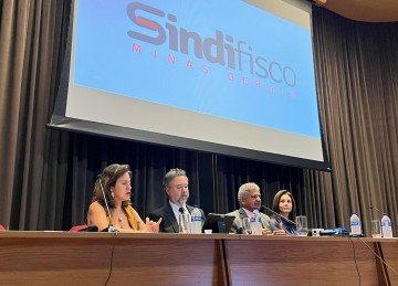 Participaram da coletiva a deputada estadual Bella Gonçalves, o economista e auditor fiscal aposentado Francisco Diniz, o presidente do Sindifisco-MG Matias Bakir, e a economista e auditora fiscal aposentada Maria Eulália Alvarenga -  (crédito: Sindifisco-MG/Divulgação)
