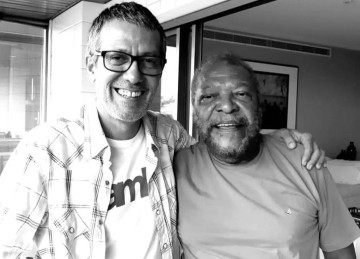 Marceu Vieira com Martinho da Vila; jornalista ia além dos textos e também compunha músicas -  (crédito: Reprodução/Redes sociais)