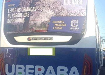 Adolescente entrou em ônibus municipal e dirigiu até bater -  (crédito: Divulgação/Polícia Militar)