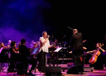 Paulinho Moska repete a dobradinha com a Orquestra Opus em novo espetáculo que inclui  as canções 'A idade do céu' e 'Pensando em você' -  (crédito: Júlia Lanari/Divulgação)