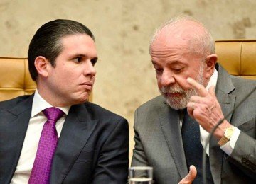 Hugo Motta com Lula: presidente da Câmara quer virar a chave ao aprovar projeto de interesse do governo federal -  (crédito: EVARISTO SÁ/AFP)