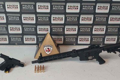 Durante a varredura, os militares encontraram uma pistola calibre 9mm, modelo G3, carregada com 16 munições, e um fuzil Taurus T4 -  (crédito: PMMG/Divulgação)