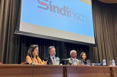 Participaram da coletiva a deputada estadual Bella Gonçalves, o economista e auditor fiscal aposentado Francisco Diniz, o presidente do Sindifisco-MG Matias Bakir, e a economista e auditora fiscal aposentada Maria Eulália Alvarenga -  (crédito: Sindifisco-MG/Divulgação)