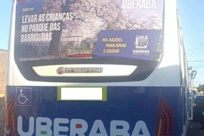 Adolescente entrou em ônibus municipal e dirigiu até bater -  (crédito: Divulgação/Polícia Militar)