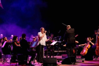Paulinho Moska repete a dobradinha com a Orquestra Opus em novo espetáculo que inclui  as canções 'A idade do céu' e 'Pensando em você' -  (crédito: Júlia Lanari/Divulgação)