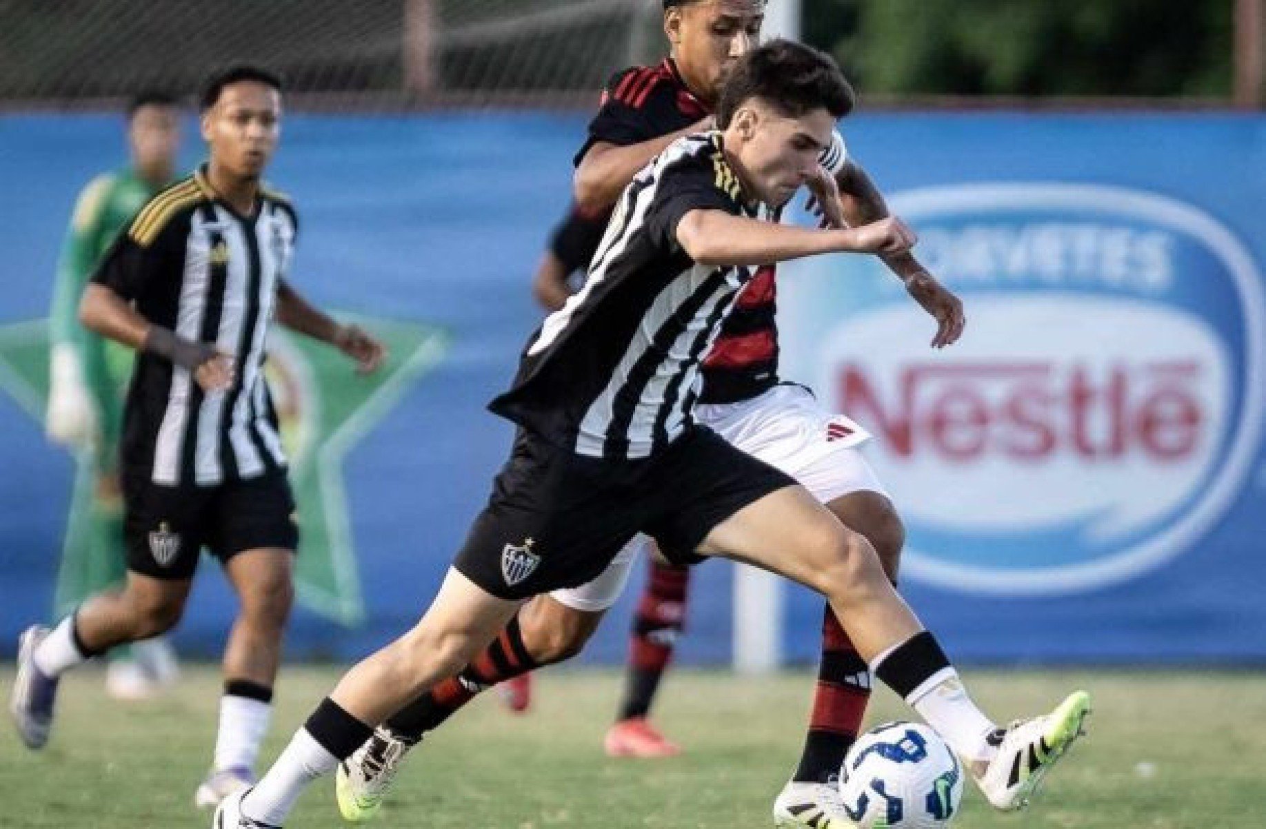 Atlético marca no fim, vence Flamengo e avança no Brasileirão Sub-17