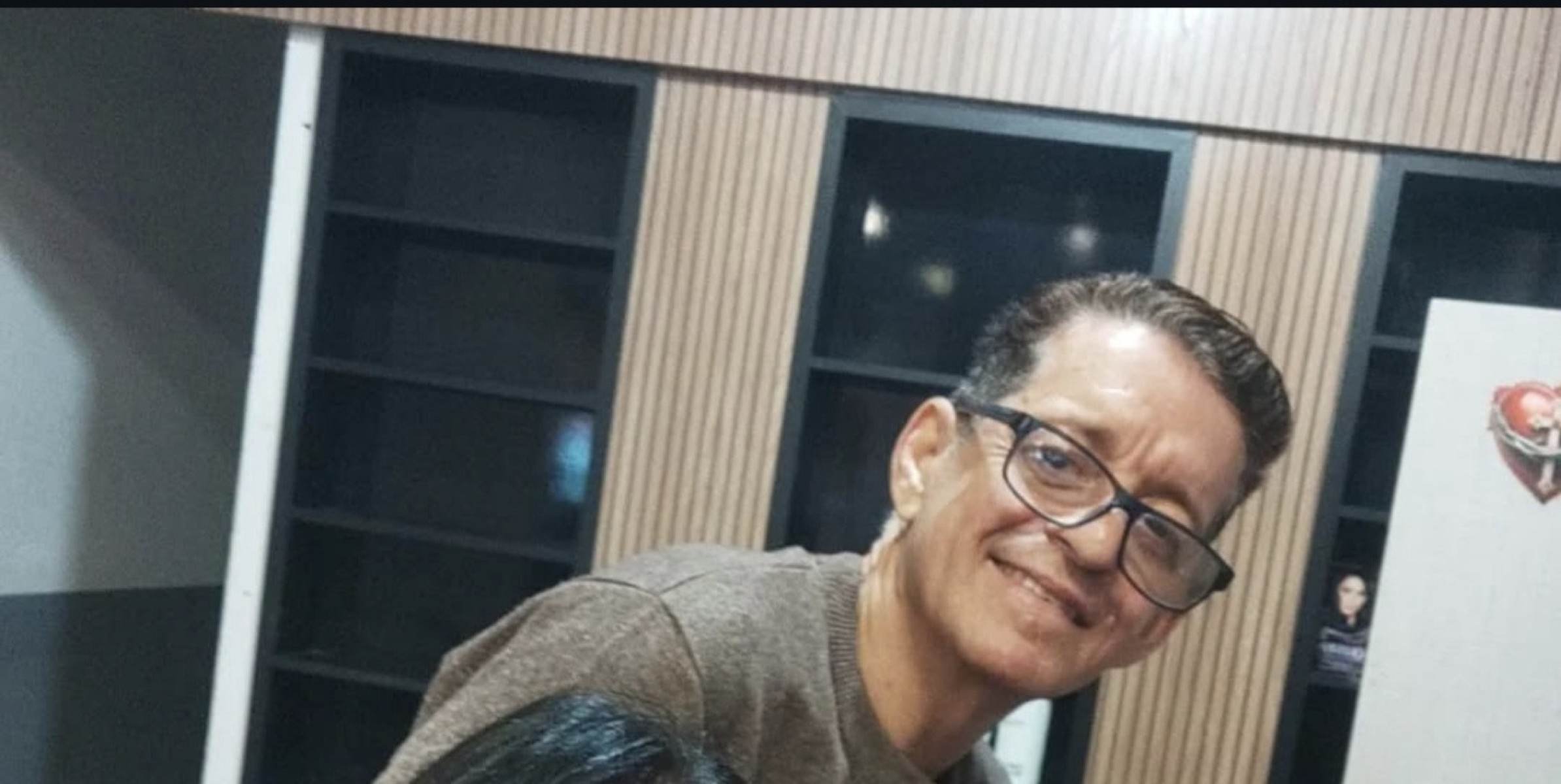 O cabeleireiro Ozeas Gandra, de 58 anos, foi encontrado morto na manhã desta terça-feira (30/9), no apartamento onde morava -  (crédito: Divulgação/ Redes Sociais)