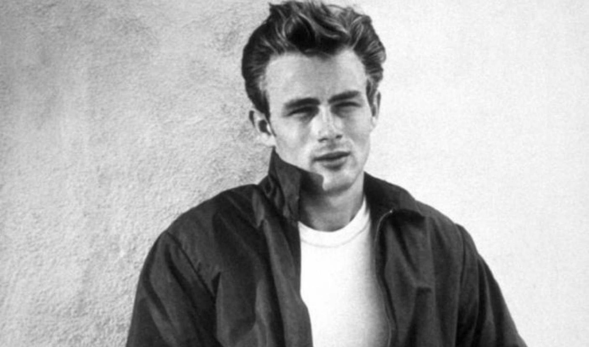 James Byron Dean nasceu em 8 de fevereiro de 1931, em Indiana, nos EUA. Depois do ensino médio, se mudou para a Califórnia, onde estudou artes dramáticas. Mas foi em Nova York que começou a atuar