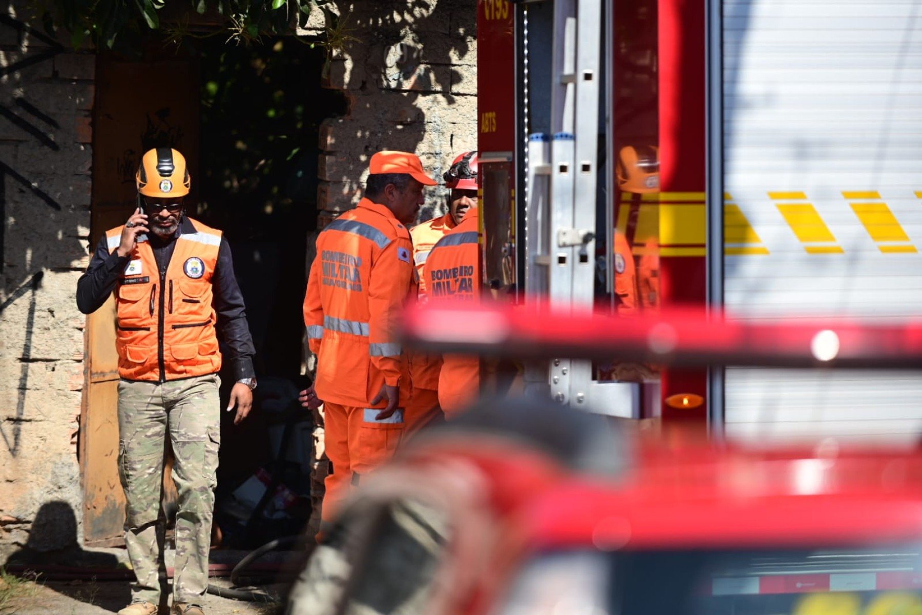 Incêndio de grande proporções atinge casa no Bairro Jardim Leblon, na Região de Venda Nova, em BH, na manhã desta terça-feira (30/9)-Leandro Couri/EM/DA Press
