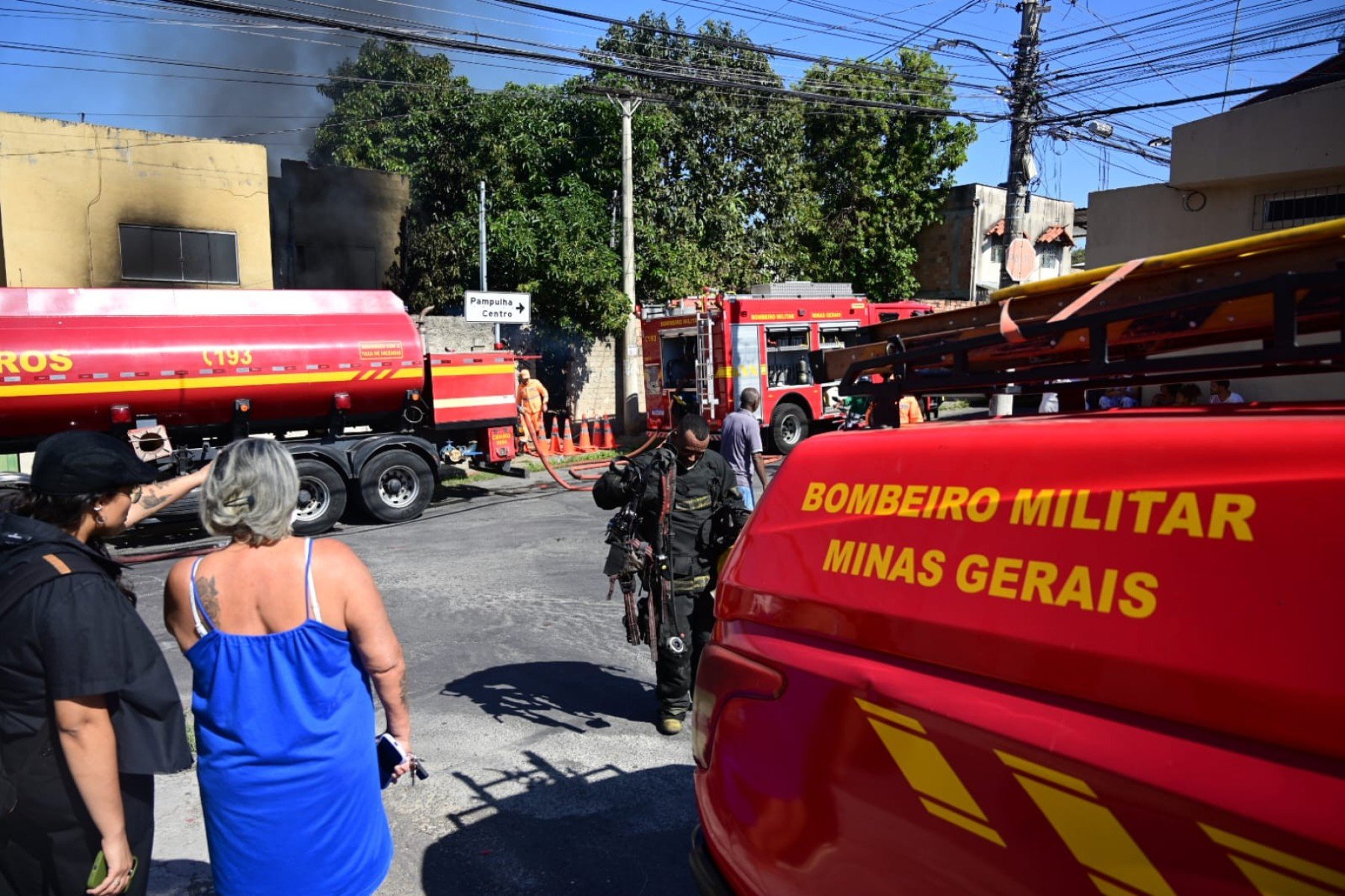Incêndio de grande proporções atinge casa no Bairro Jardim Leblon, na Região de Venda Nova, em BH, na manhã desta terça-feira (30/9)-Leandro Couri/EM/DA Press