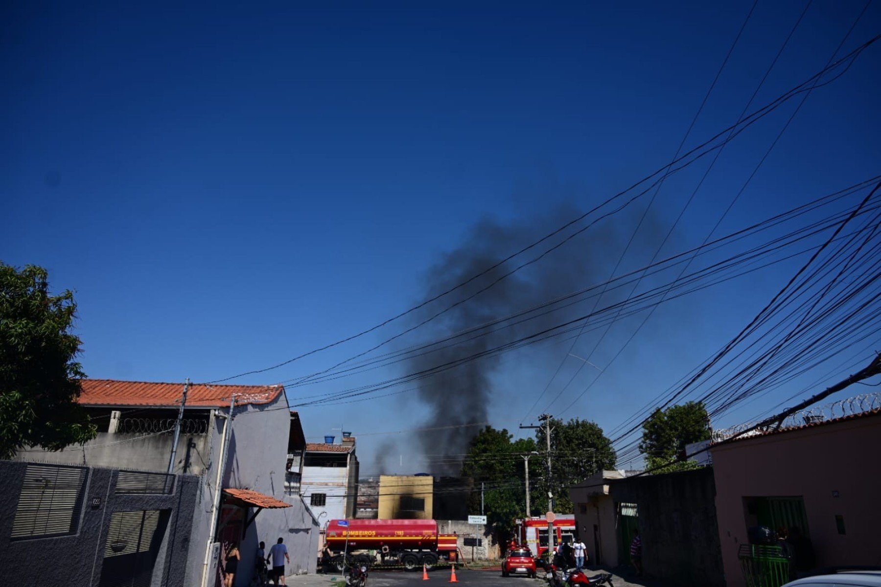 Incêndio de grande proporções atinge casa no Bairro Jardim Leblon, na Região de Venda Nova, em BH, na manhã desta terça-feira (30/9)-Leandro Couri/EM/DA Press