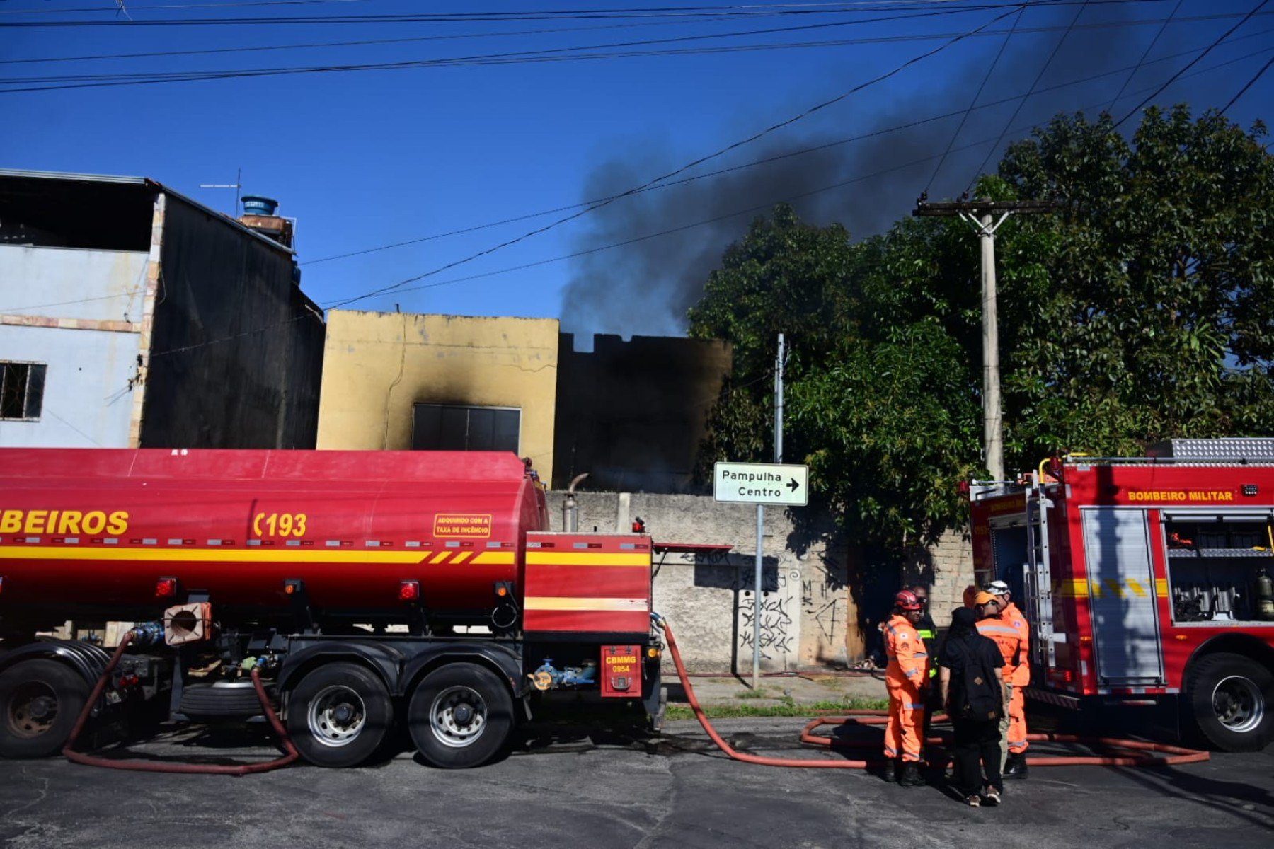 Incêndio de grande proporções atinge casa no Bairro Jardim Leblon, na Região de Venda Nova, em BH, na manhã desta terça-feira (30/9)-Leandro Couri/EM/DA Press