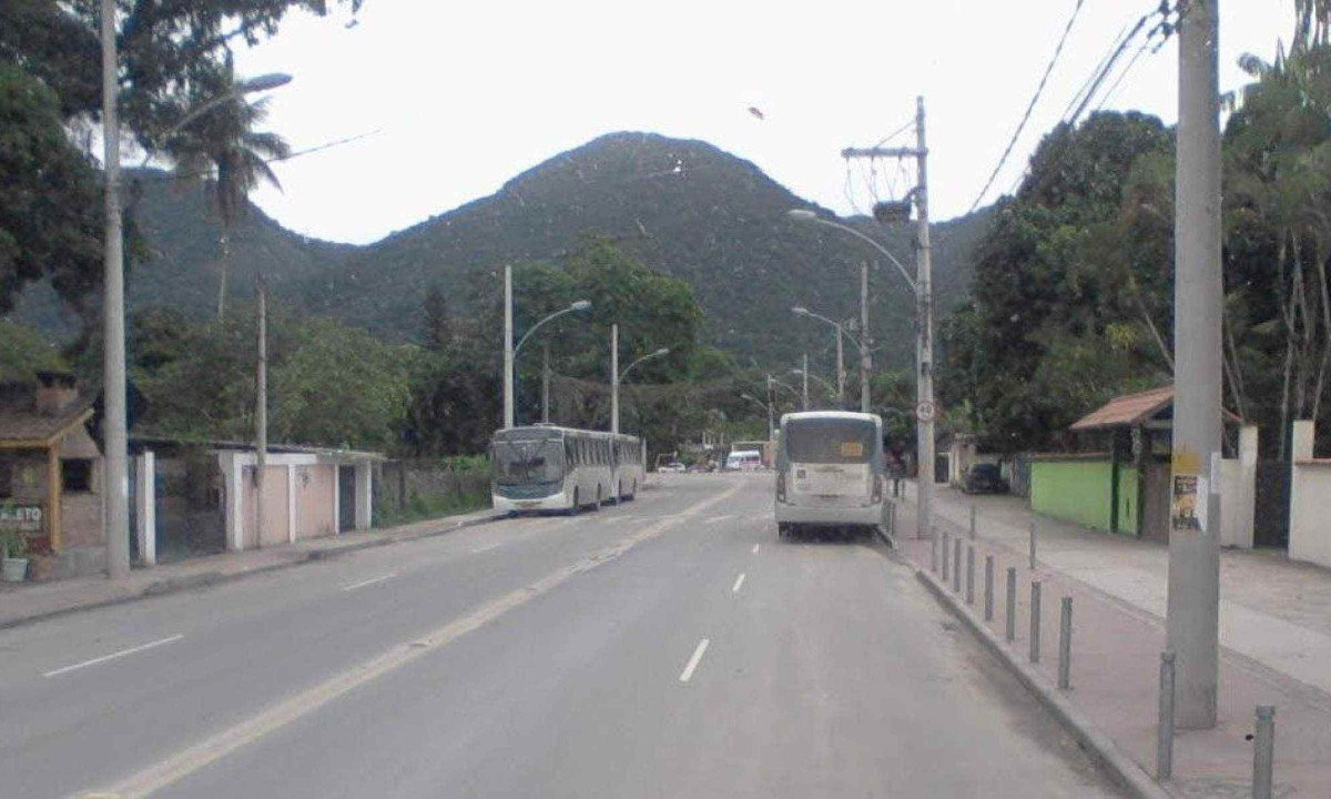 Seis corpos são encontrados dentro de carro na Estrada dos Bandeirantes