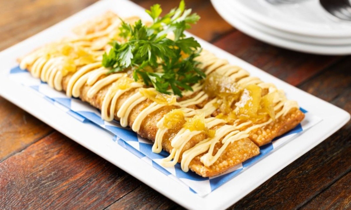 O pastel de pato com requeijão e casca de limão siciliano confitada reflete as influências da chef de origem alemã da Hofbräuhaus