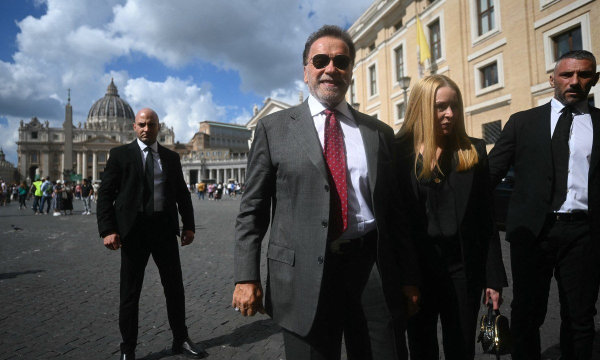 Arnold Schwarzenegger no Vaticano, onde participou de uma entrevista coletiva sobre o aquecimento global; ele une forças com o Papa para lutar por justiça climática -  (crédito: Filippo MONTEFORTE / AFP)