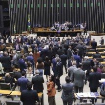 Fundo eleitoral de R$ 4,9 bilhões: especialistas criticam valor aprovado por comissão