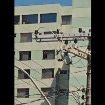 Vídeo: mulher se arrisca no alto de prédio para limpar janela em MG - Imagens cedidas ao Jornal Patos Hoje/Reprodução