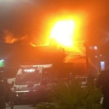 Incêndio atinge lojas na Avenida Vilarinho, em Venda Nova - Renata Galdino/EM/DA Press