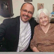 Adélia Prado recebe bênção do papa Leão XIV - ARQUIVO PESSOAL