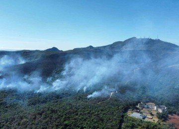 Incêndio na Mata da Baleia, Serra do Curral, em BH -  (crédito: Leandro Couri/EM/D.A.Press)