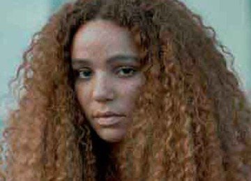 Letícia Vieira é Luna, que não consegue evitar sua transformação em loba-guará, conforme as fases da lua  -  (crédito: Paulo Belote/Divulgação)