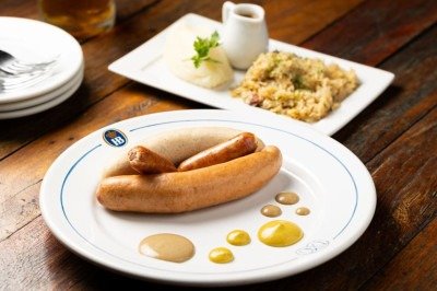 O trio de salsichas com purê de batata e chucrute faz sucesso na Hofbräuhaus -  (crédito: Victor Schwaner/Divulgação)