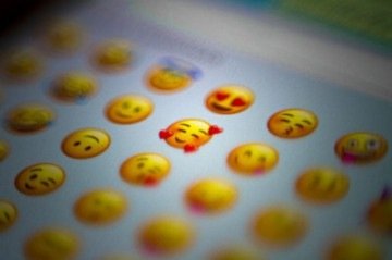É certo que os emojis revolucionaram a forma de comunicação na era das mensagens instantâneas, mas é preciso ter um certo cuidado ao usá-los em determinados contextos. -  (crédito: Domingo Alvarez E/Unsplash)