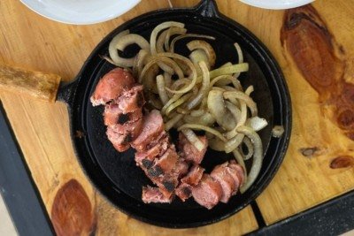 A Haag trabalha com uma linguiça de pernil com temperos brasileiros  -  (crédito: Haag Delikatessen Alemã/Divulgação)