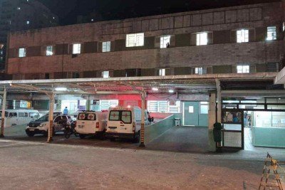 Suspeito foi levado pelo Serviço de Atendimento Móvel de Urgência (Samu) ao Hospital de Pronto Socorro Dr. Mozart Teixeira (HPS) -  (crédito: Bruno Luis Barros/EM/DA. Press)