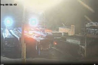 Homem invadiu a garagem à noite e ateou fogo em 10 coletivos que tiveram perda total
 -  (crédito: Redes sociais)