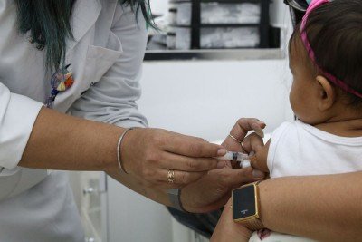 Atualmente, no mundo, 14,3 milhões de crianças estão vulneráveis a doenças preveníveis por vacinas e mais 5,7 milhões têm apenas proteção parcial. -  (crédito: Agência Brasil )