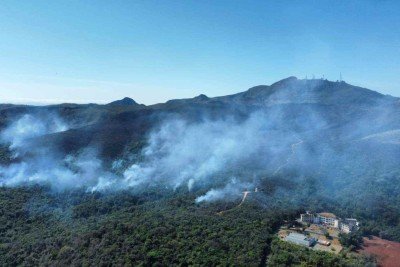 Incêndio na Mata da Baleia, Serra do Curral, em BH -  (crédito: Leandro Couri/EM/D.A.Press)