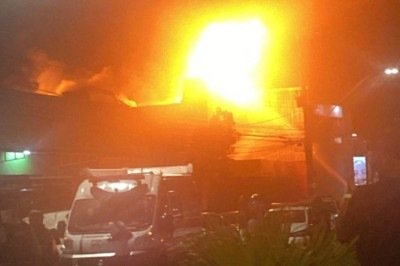 O Corpo de Bombeiros está atendendo a ocorrência e informou preliminarmente que o fogo teria começado em uma loja de pneus -  (crédito: Renata Galdino/EM/DA Press)