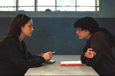 Além de dirigir e assinar o roteiro de 'Belén' a quatro mãos com laura paredes, Dolores Fonzi (à esq.) atua no filme, no papel da advogada de defesa da protagonista, Julieta, vivida pela atriz Camila Plaate
 -  (crédito: Amazon MGM Studios/Divulgação)