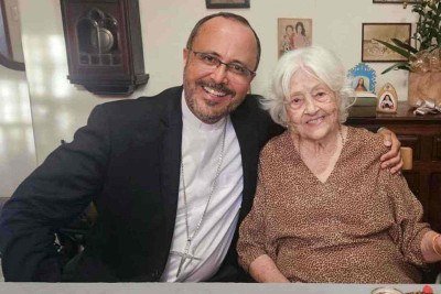 Poetisa Adélia Prado recebeu a Bênção Apostólica  pelas mãos do bispo de Divinópolis, dom Geovane Luís da Silva
 -  (crédito: ARQUIVO PESSOAL)