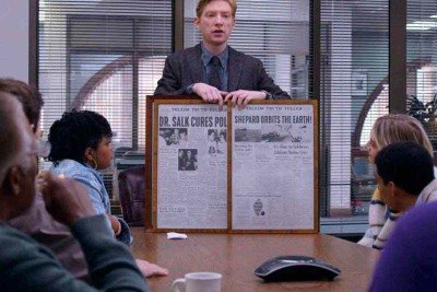 Ned (Domhnall Gleeson) é o editor-chefe do Toledo Truth Teller; sem contar com uma equipe de repórteres, ele tenta convencer os funcionários remanescentes de outras áreas a se tornar jornalistas, para manter o jornal atuante -  (crédito: HBOmax/Divulgação)